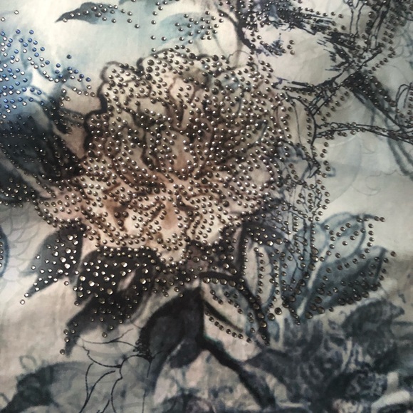 A figure hugging yet still dazzling swish of a fun blue & white flowered dress! - Picture 3 of 8